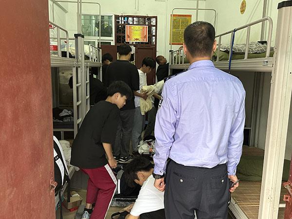 我校联合五指山市河南派出所开展学生宿舍违禁物品大排查活动